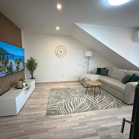 Cosy Flat In Near & Center