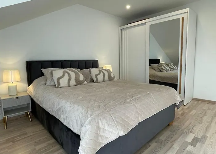 Cosy Flat In Near & Center